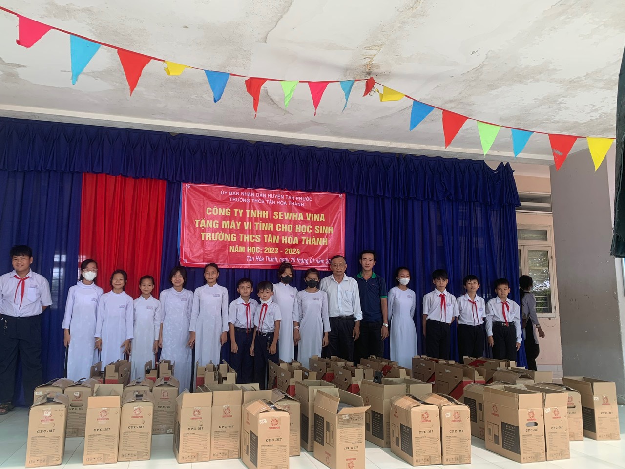 Sewha Vina Company, Tan Hoa Thanh 중등학교 학생들에게 컴퓨터 기증 - 지속 가능성 활동 ESG 2024